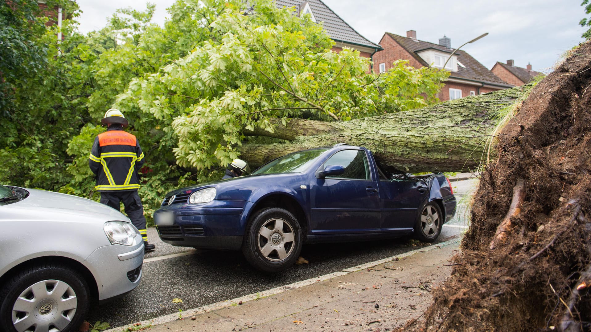 Die starken Unwetter richteten großen Schaden in Deutschland an. Mindestens zwei Menschen kamen ums Leben. Die starken Unwetter richteten großen Schaden in Deutschland an. Mindestens zwei Menschen kamen ums Leben.