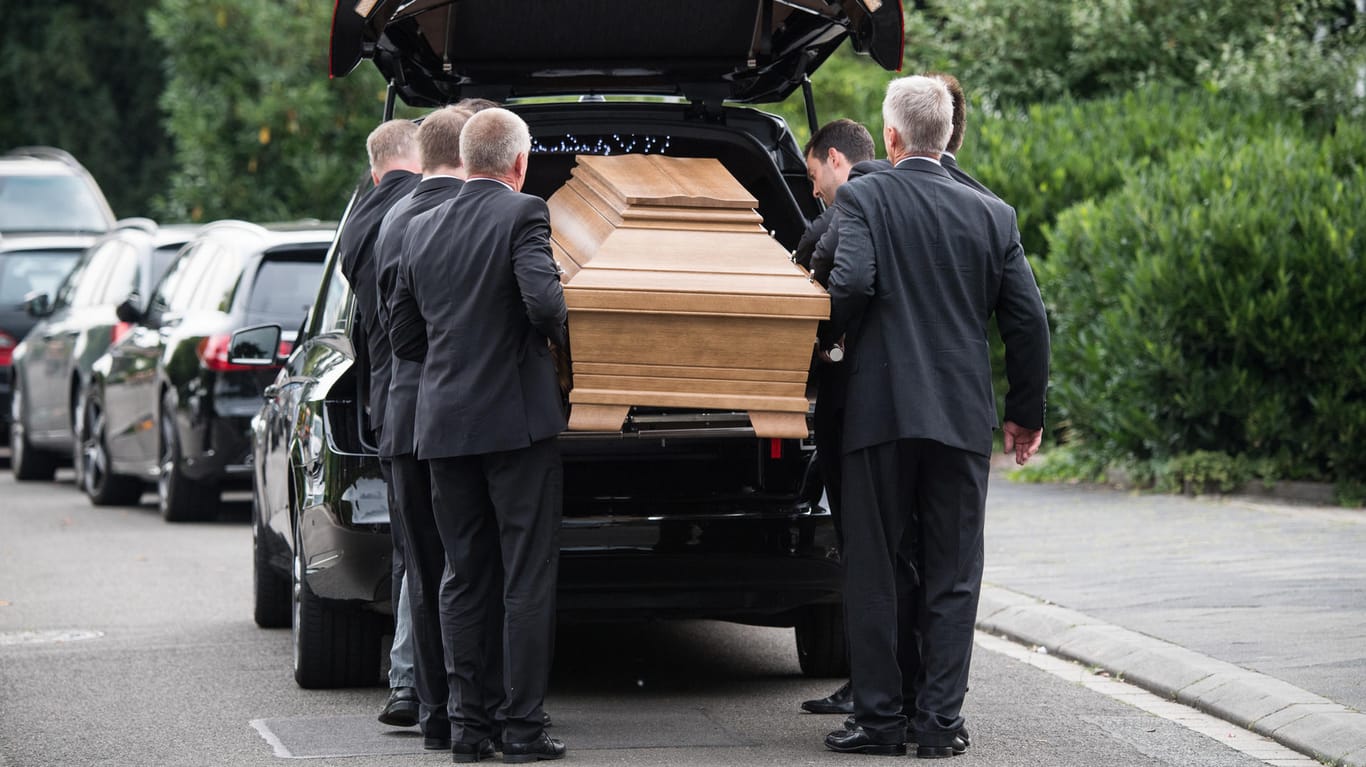 Mitarbeiter eines Beerdigungsinstituts transportieren einen Sarg aus dem Haus von Helmut Kohl.