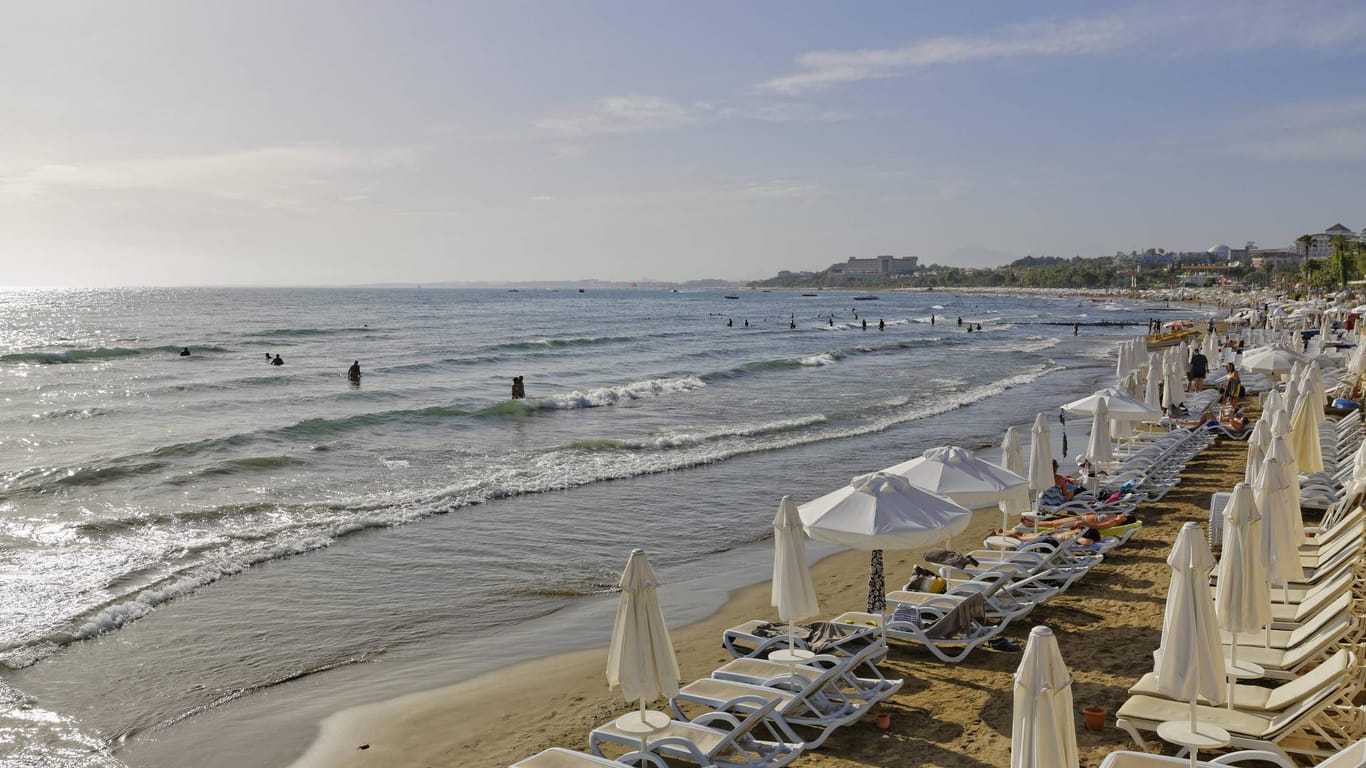 Der Strand in Side an der Türkischen Riviera füllt sich ganz langsam wieder.