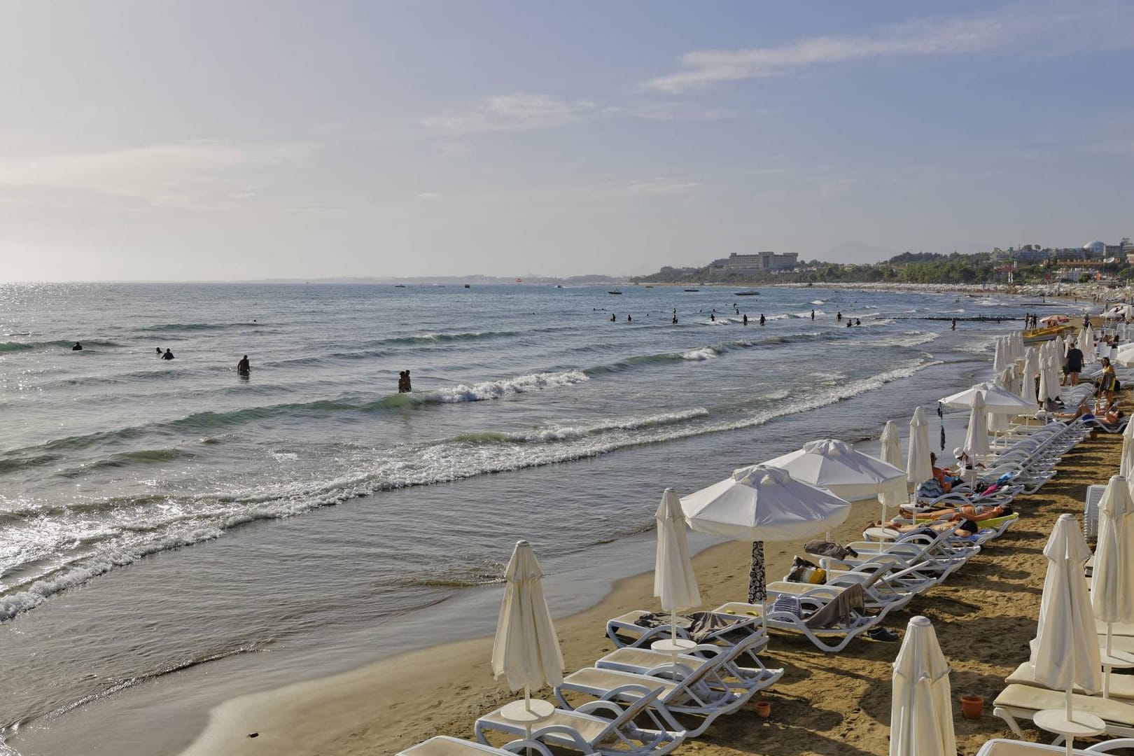 Der Strand in Side an der Türkischen Riviera füllt sich ganz langsam wieder.