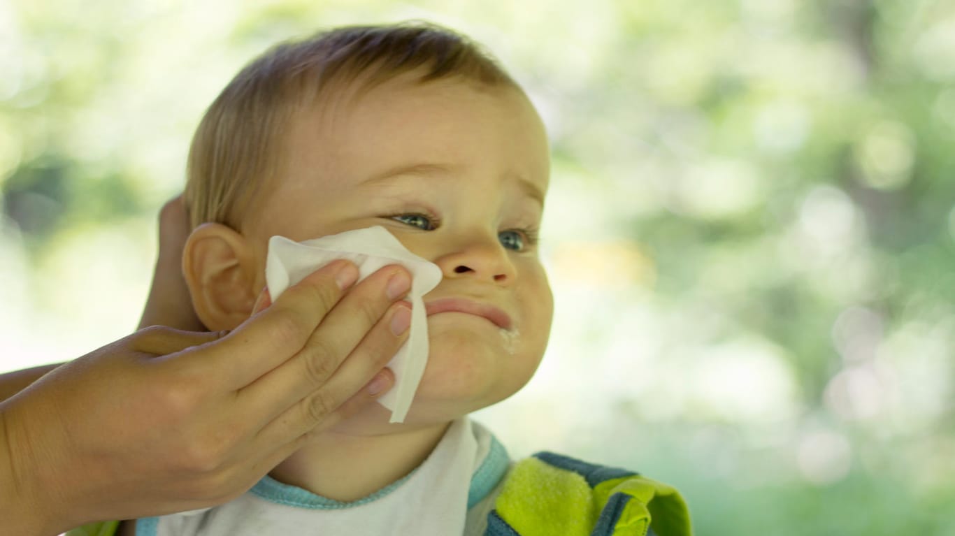 Die belasteten Baby-Feuchttücher können bei sensiblen Personen allergische Kontaktdermatitis auslösen.