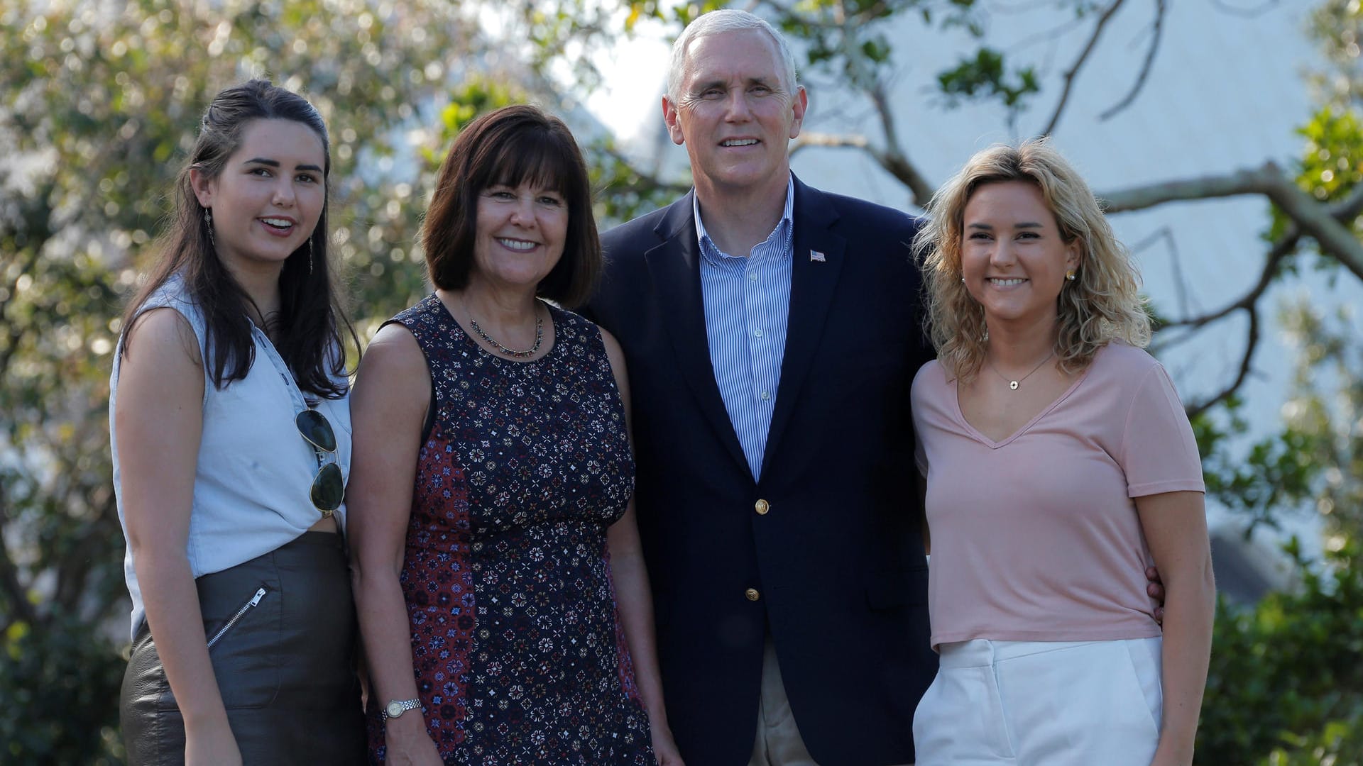 Mike Pence mit seiner Frau Karen und den Töchtern Charlotte (re.) und Audrey.