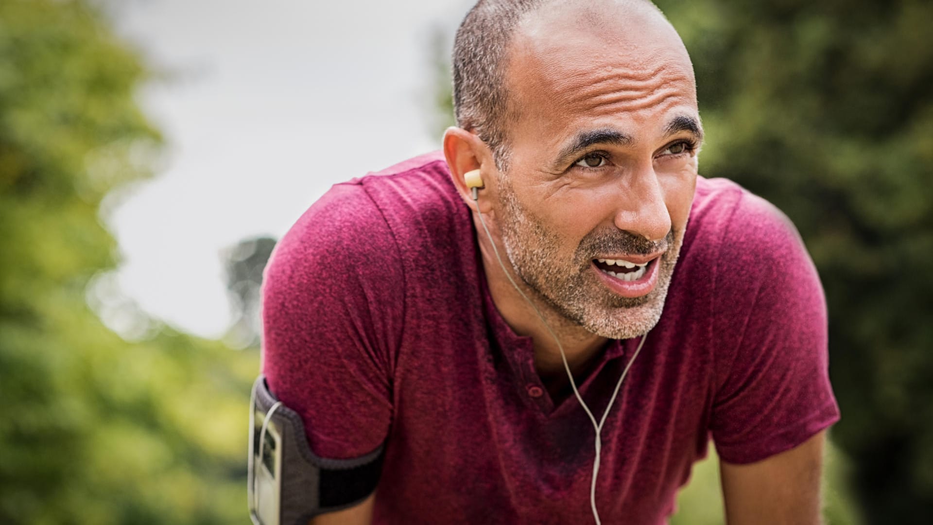 Schwitzender Jogger mittleren Alters