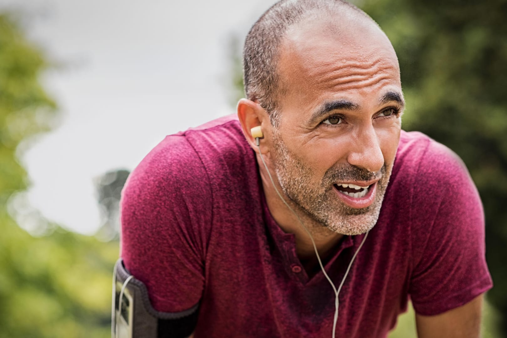 Schwitzender Jogger mittleren Alters