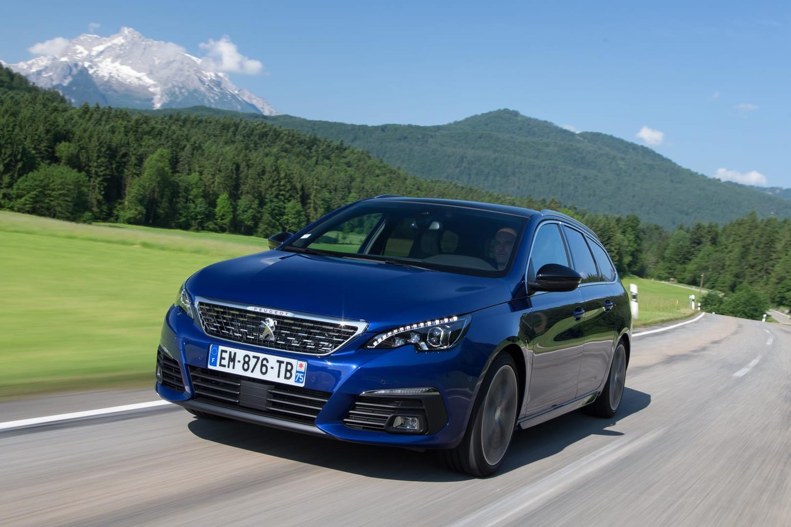 Der geliftete Peugeot 308 ist an dem Löwen im Kühlergrill zu erkennen.