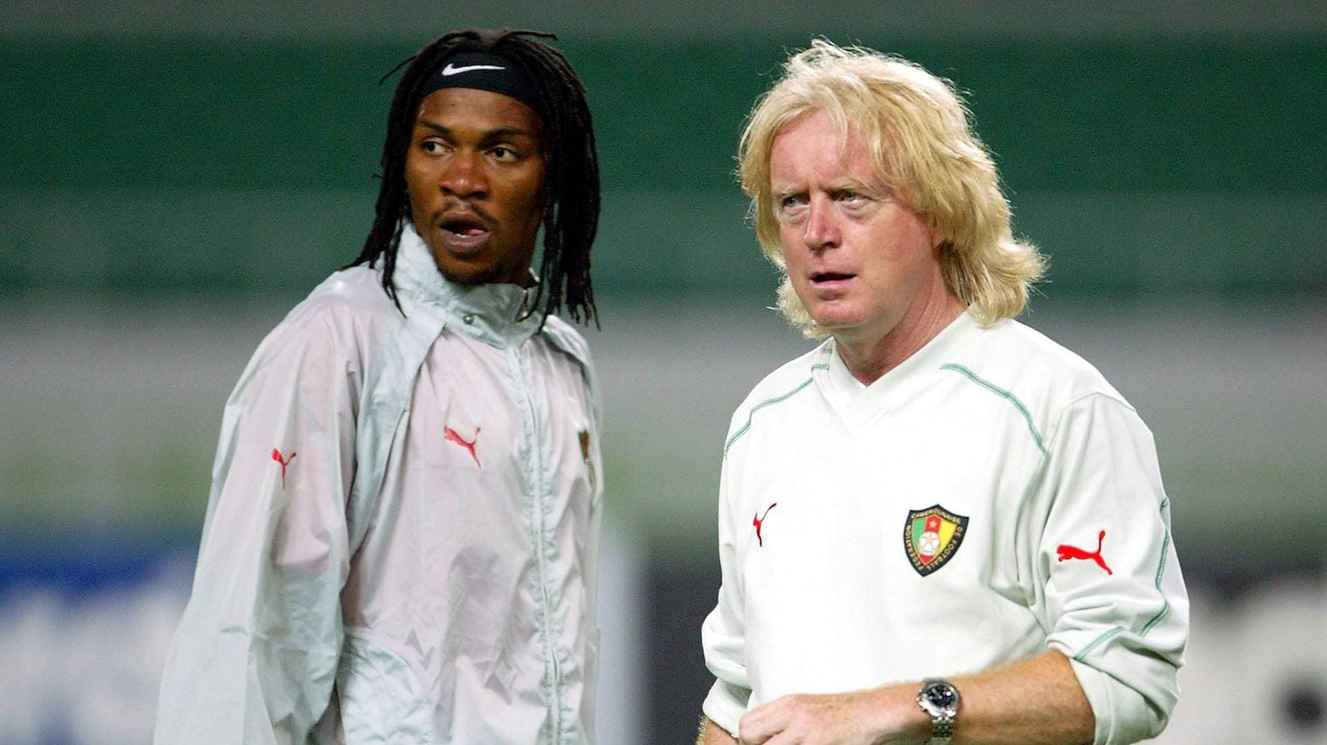 Der damalige Nationaltrainer Winfried Schäfer (r.) mit dem ehemaligen Kamerun-Kapitän Rigobert Song während der Weltmeisterschaft 2002.