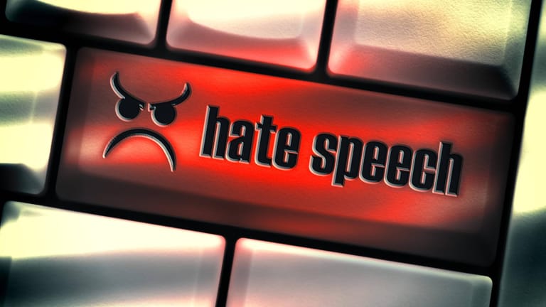 Computertaste mit der Aufschrift Hate Speech Hassreden in sozialen Netzwerken