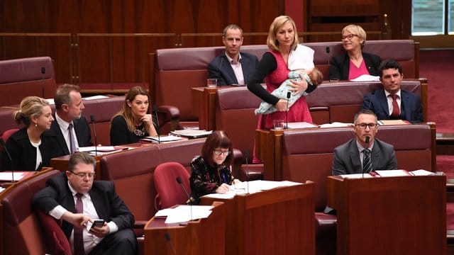 Larissa Waters, Abgeordnete der australischen Grünen, stillt während einer Sitzung des Parlaments in Canberra ihre drei Monate alte Tochter. Larissa Waters, Abgeordnete der australischen Grünen, stillt während einer Sitzung des Parlaments in Canberra ihre drei Monate alte Tochter.
