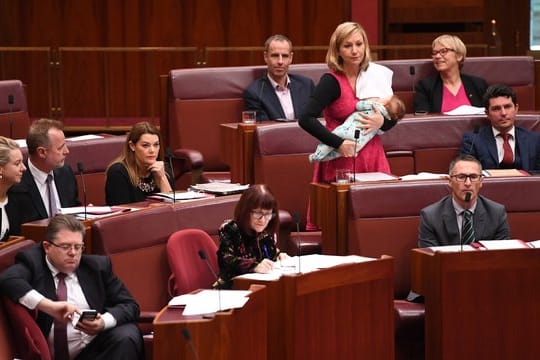 Larissa Waters, Abgeordnete der australischen Grünen, stillt während einer Sitzung des Parlaments in Canberra ihre drei Monate alte Tochter.