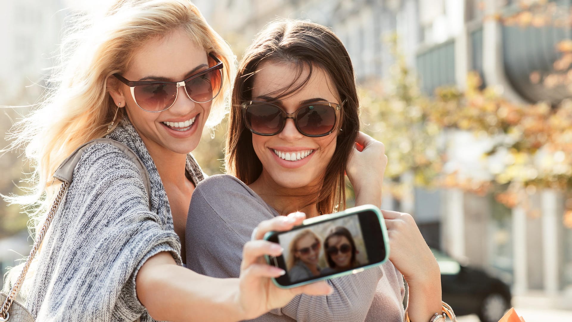 Von dieser Seite wirken Frauen auf Fotos attraktiver