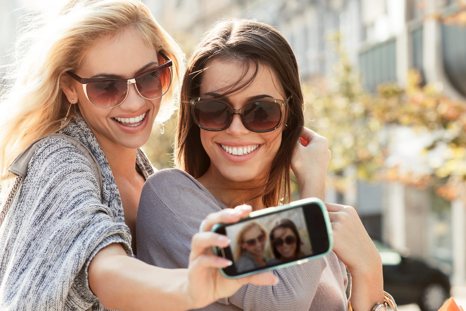 Von dieser Seite wirken Frauen auf Fotos attraktiver