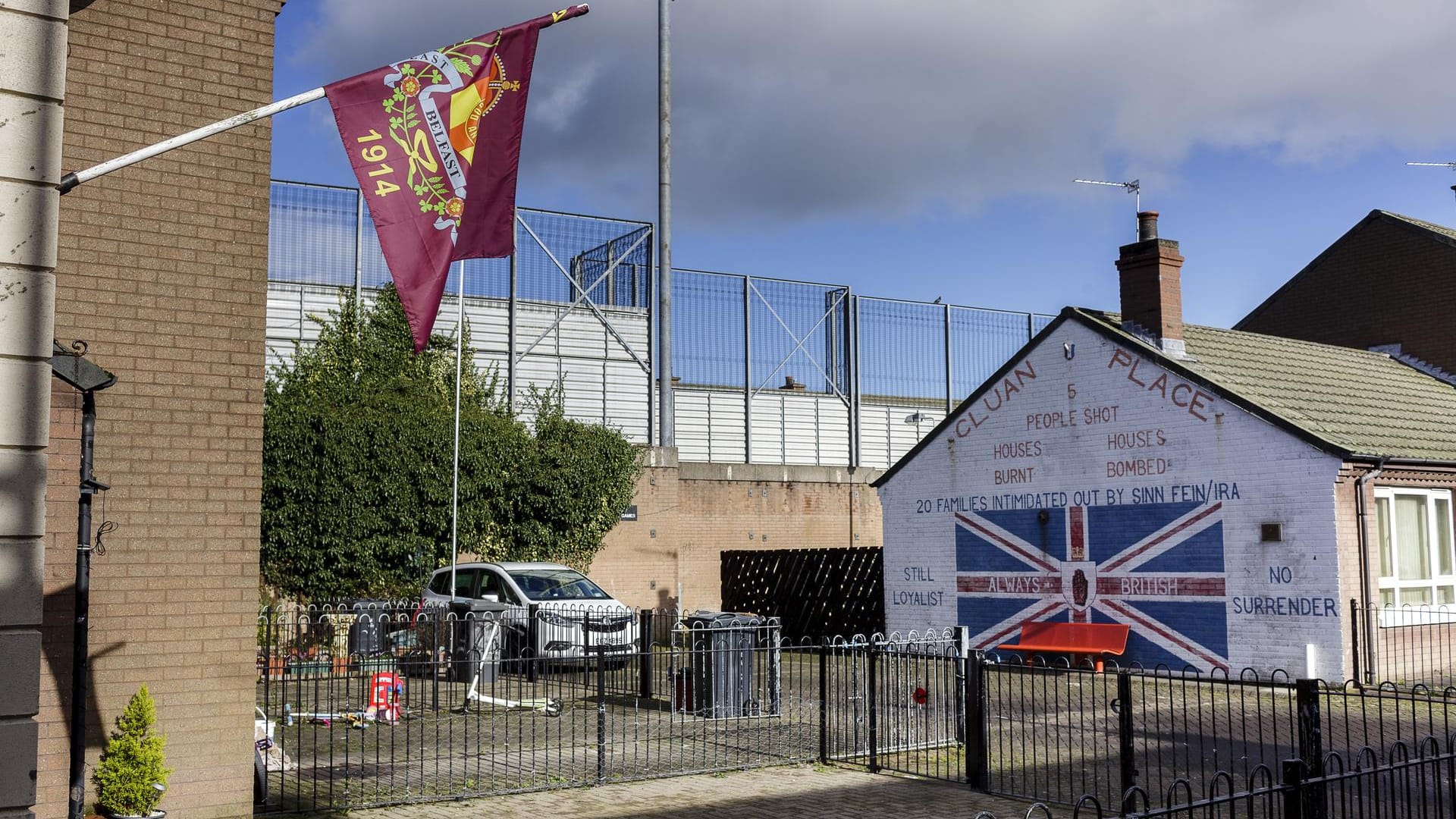 Die Flagge der pro-britischen Ulster Volunteer Force weht in einem protestantischen Teil von Belfast.