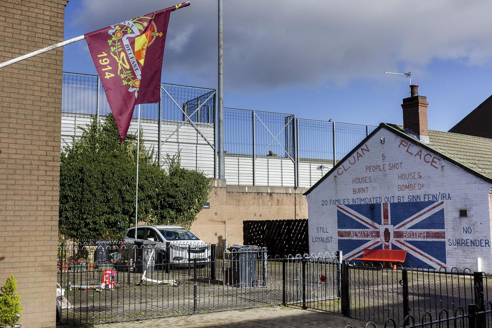 Die Flagge der pro-britischen Ulster Volunteer Force weht in einem protestantischen Teil von Belfast.