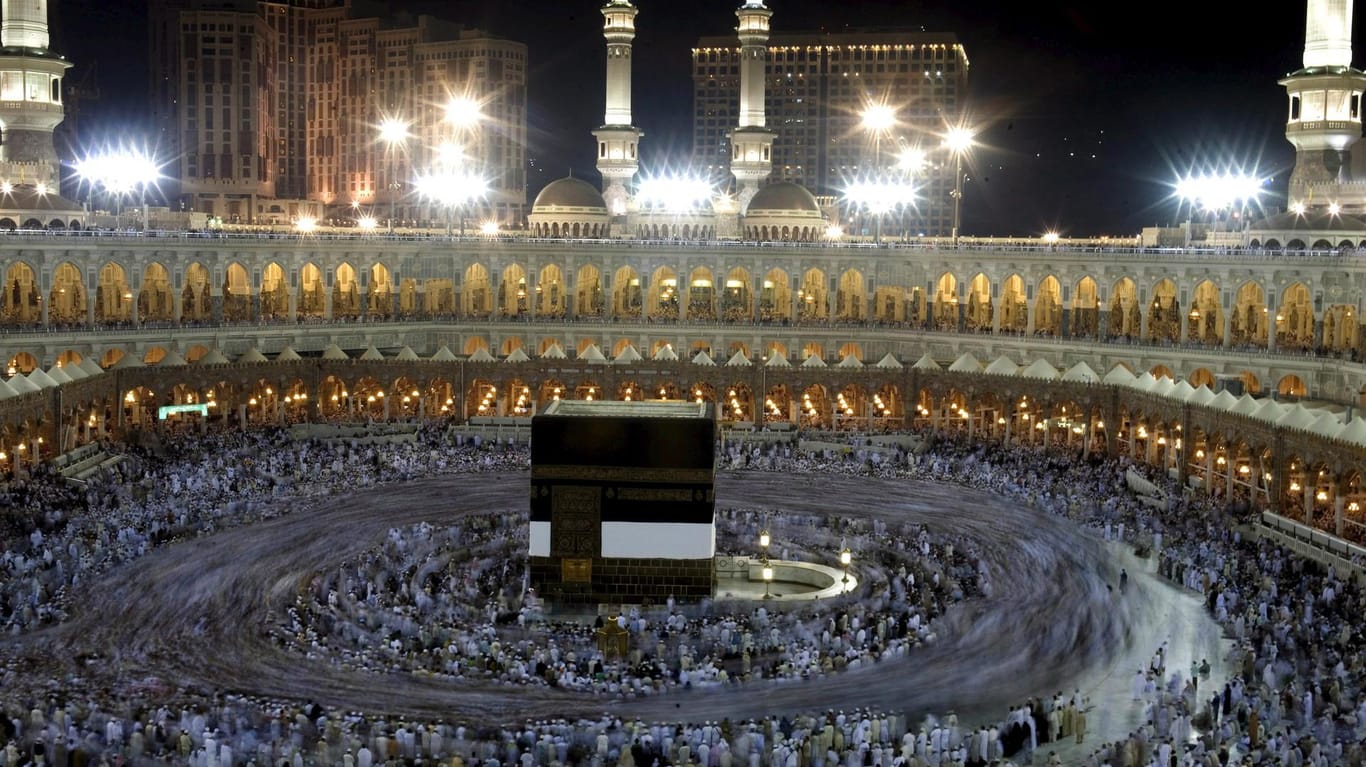 Zum Ende des Fastenmonats Ramadan versammeln sich jedes Jahr hunderttausende Muslime aus aller Welt in der Großen Moschee in Mekka.