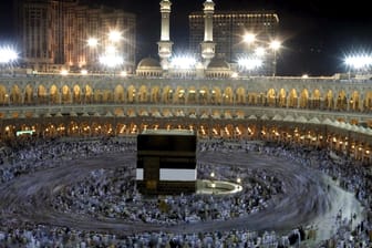 Zum Ende des Fastenmonats Ramadan versammeln sich jedes Jahr hunderttausende Muslime aus aller Welt in der Großen Moschee in Mekka.