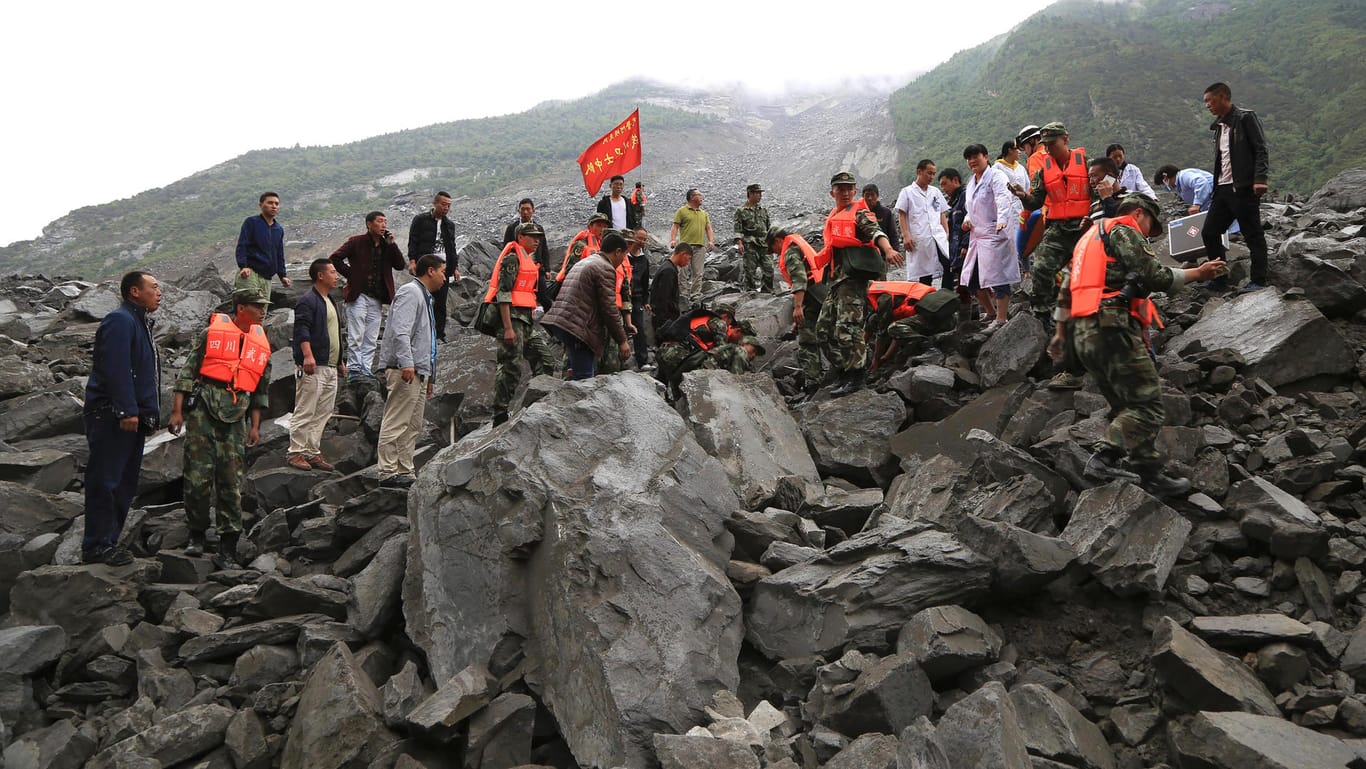 Rettungskräfte suchen nach dem verheerenden Erdrutsch in China nach Überlebenden.