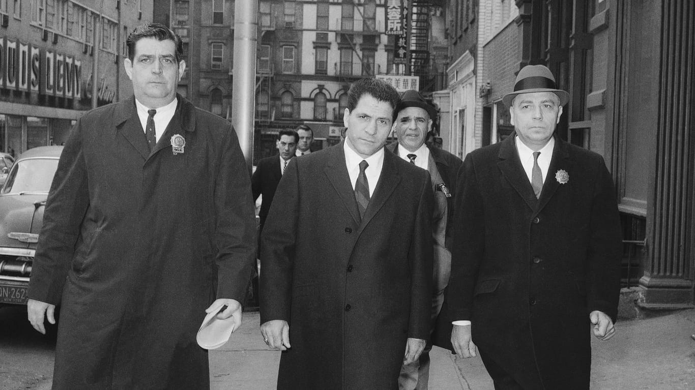 Mafioso Sonny Franzese wird 1966 zu einer Polizeistation in New York eskortiert.