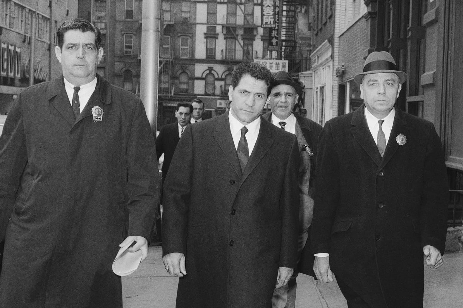 Mafioso Sonny Franzese wird 1966 zu einer Polizeistation in New York eskortiert.