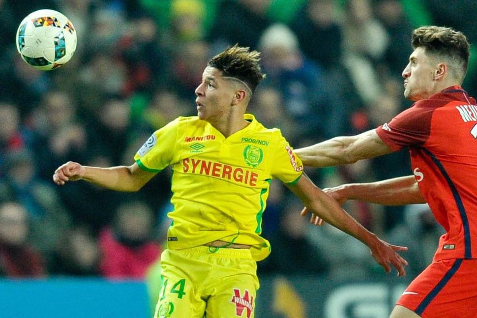 Amine Harit (l.) beim FC Nantes, hier im Duell mit Thomas Meunier von Paris St. Germain.