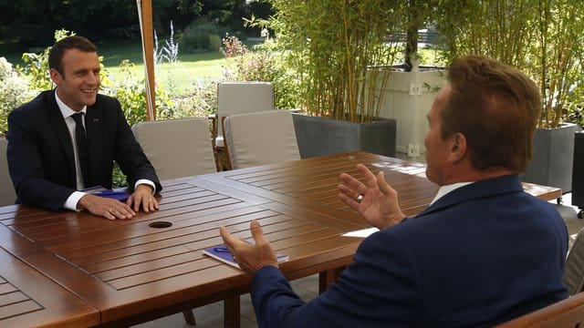Der französische Präsident Emmanuel Macron (l) und Schauspieler Arnold Schwarzenegger trafen sich in Paris. Der französische Präsident Emmanuel Macron (l) und Schauspieler Arnold Schwarzenegger trafen sich in Paris.