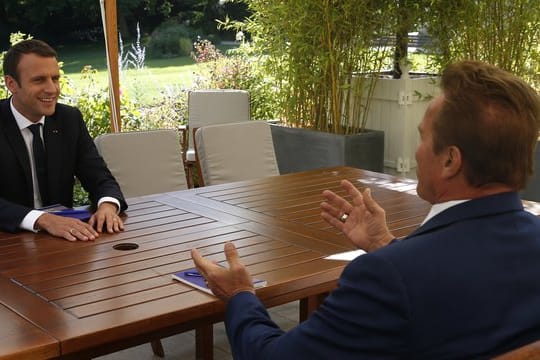 Der französische Präsident Emmanuel Macron (l) und Schauspieler Arnold Schwarzenegger trafen sich in Paris.