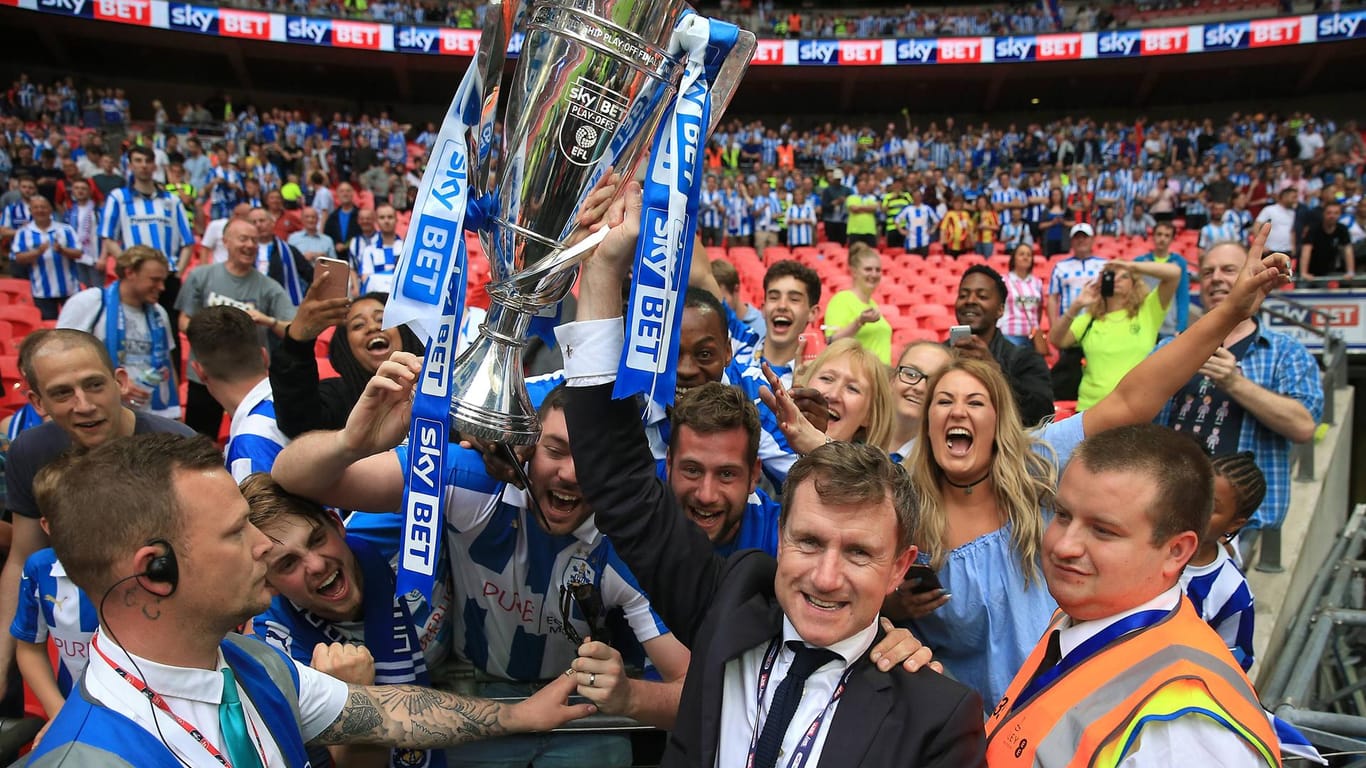 Huddersfield-Boss Dean Hoyle (im Anzug) mit Fans und der Aufstiegstrophäe nach dem Sieg im Wembley gegen Reading.