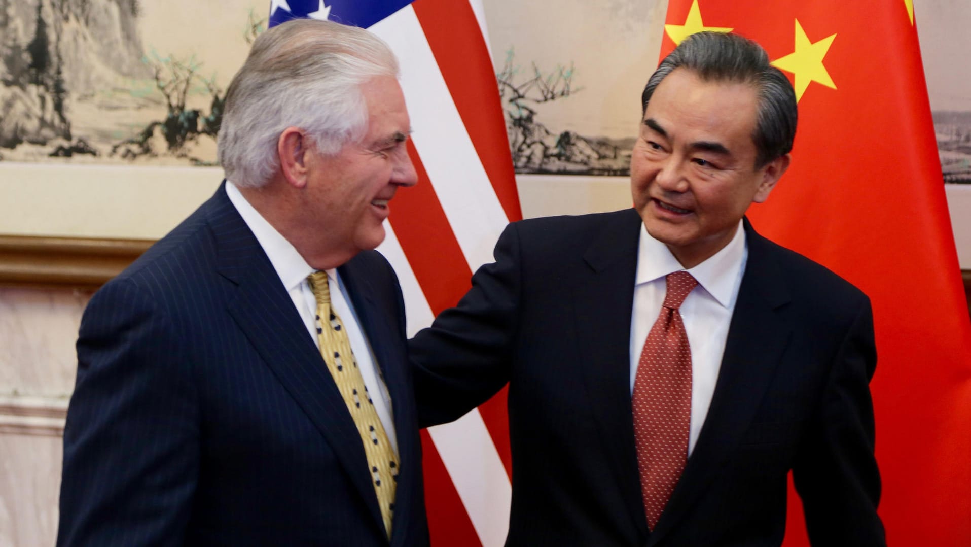 US-Außenminister Rex Tillerson (li.) und der chinesische Außenminister Wang Yi wollen die koreanische Halbinsel von Atomwaffen befreien. US-Außenminister Rex Tillerson (li.) und der chinesische Außenminister Wang Yi wollen die koreanische Halbinsel von Atomwaffen befreien.