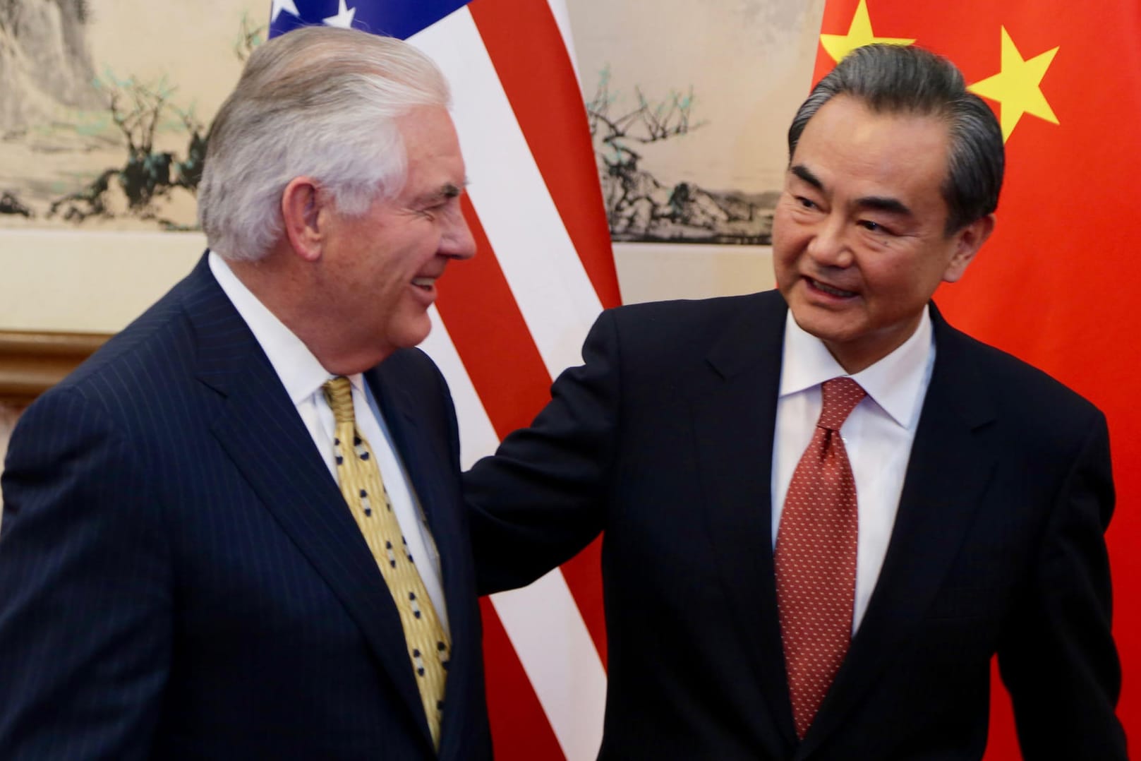 US-Außenminister Rex Tillerson (li.) und der chinesische Außenminister Wang Yi wollen die koreanische Halbinsel von Atomwaffen befreien.
