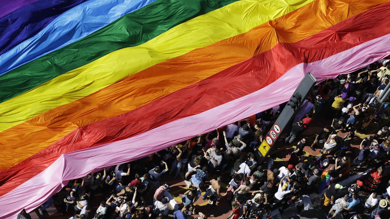 Pride-Parade (Symbolbild): Samstag findet die Wupperpride auf dem Johannes-Rau-Platz statt.