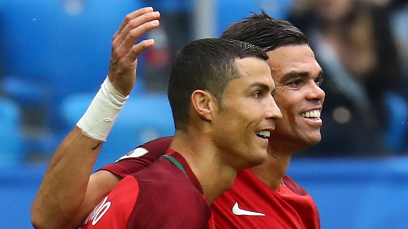 Cristiano Ronaldo (l.) und Pepe freuen sich über den Gruppensieg beim Confed Cup.