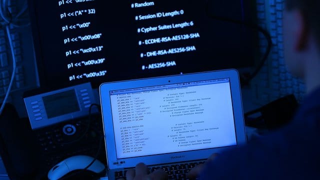 Computer mit Quellcode: Das britische Parlament ist Ziel einer Cyber-Attacke. Computer mit Quellcode: Das britische Parlament ist Ziel einer Cyber-Attacke.