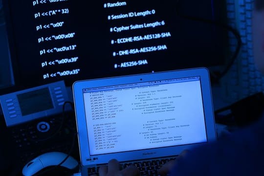 Computer mit Quellcode: Das britische Parlament ist Ziel einer Cyber-Attacke.