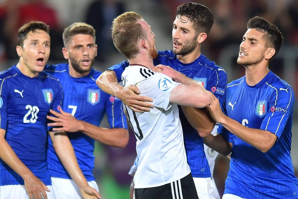 DFB-Kapitän Arnold (m.) gerät mit italienischen Gegenspieler aneinander.