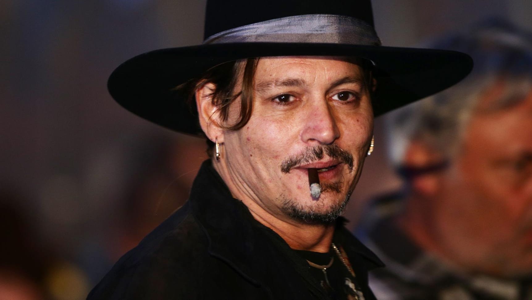 Johnny Depp gerät nach seinem "Witz" über einen Mordanschlag auf Donald Trump in die Kritik. Johnny Depp gerät nach seinem "Witz" über einen Mordanschlag auf Donald Trump in die Kritik.