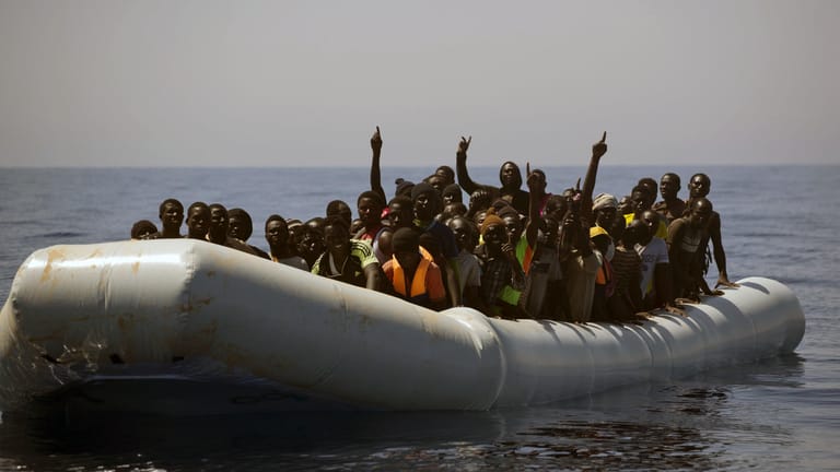 Migranten und Flüchtlinge werden nördlich von Sabratha (Libyen) von der spanischen Organisation 'Proactiva Open Arms' gerettet.