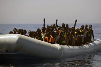 Migranten und Flüchtlinge werden nördlich von Sabratha (Libyen) von der spanischen Organisation 'Proactiva Open Arms' gerettet.