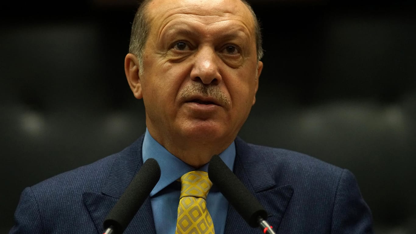 Der türkische Staatspräsident Recep Tayyip Erdogan musste nach einem Schwächeanfall ins Krankenhaus gebracht werden.