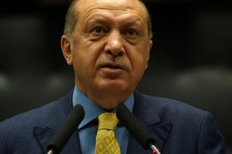 Der türkische Staatspräsident Recep Tayyip Erdogan musste nach einem Schwächeanfall ins Krankenhaus gebracht werden.