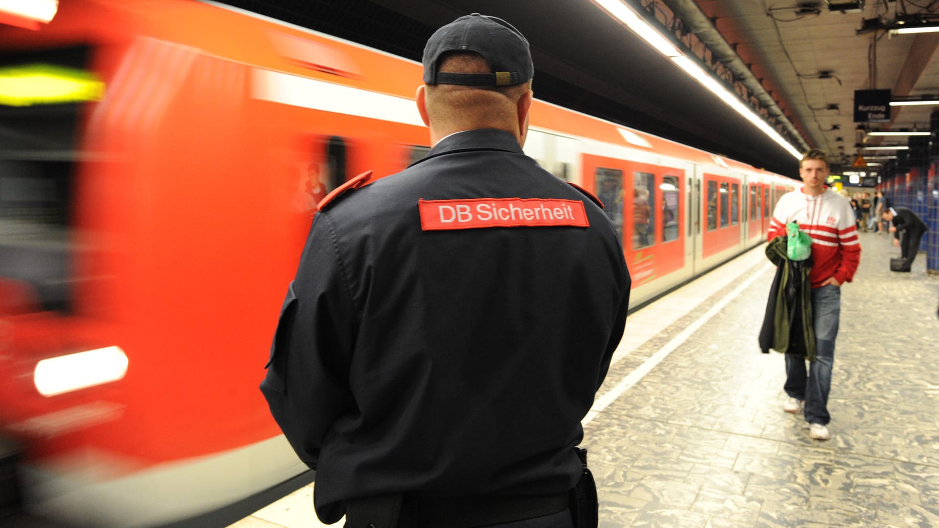 Immer wieder kommt es zu Übergriffen auf Schaffner und Beamte. (Symboldbild) Immer wieder kommt es zu Übergriffen auf Schaffner und Beamte. (Symboldbild)
