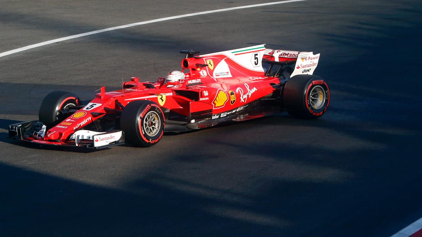 Sebastian Vettel setzte sich in Baku gegen Lewis Hamilton durch.