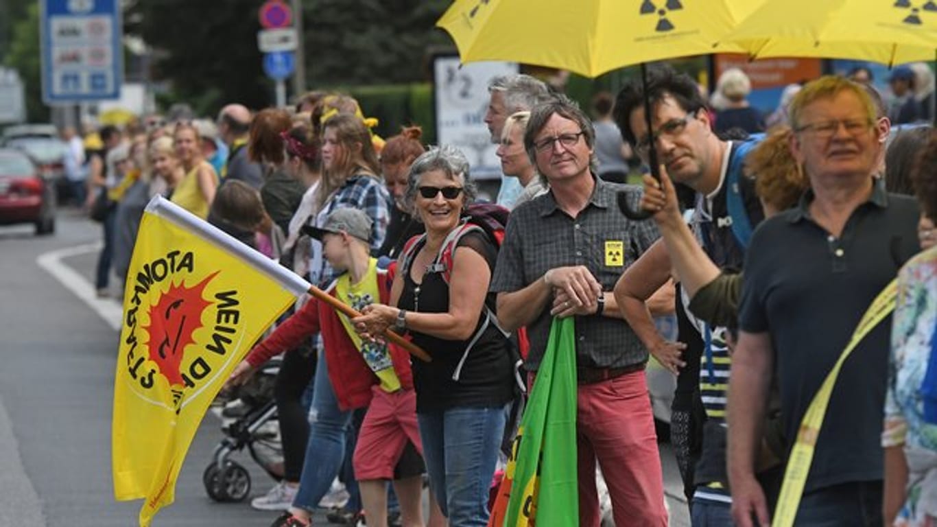 Protest gegen belgische Atommeiler: Die Demonstranten fordern ein sofortiges Abschalten der Kraftwerksblöcke Tihange 2 und Doel 3.