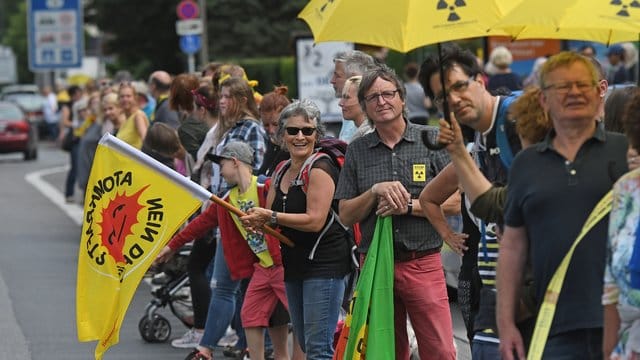 Protest gegen belgische Atommeiler: Die Demonstranten fordern ein sofortiges Abschalten der Kraftwerksblöcke Tihange 2 und Doel 3. Protest gegen belgische Atommeiler: Die Demonstranten fordern ein sofortiges Abschalten der Kraftwerksblöcke Tihange 2 und Doel 3.
