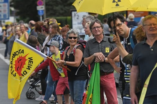Protest gegen belgische Atommeiler: Die Demonstranten fordern ein sofortiges Abschalten der Kraftwerksblöcke Tihange 2 und Doel 3.