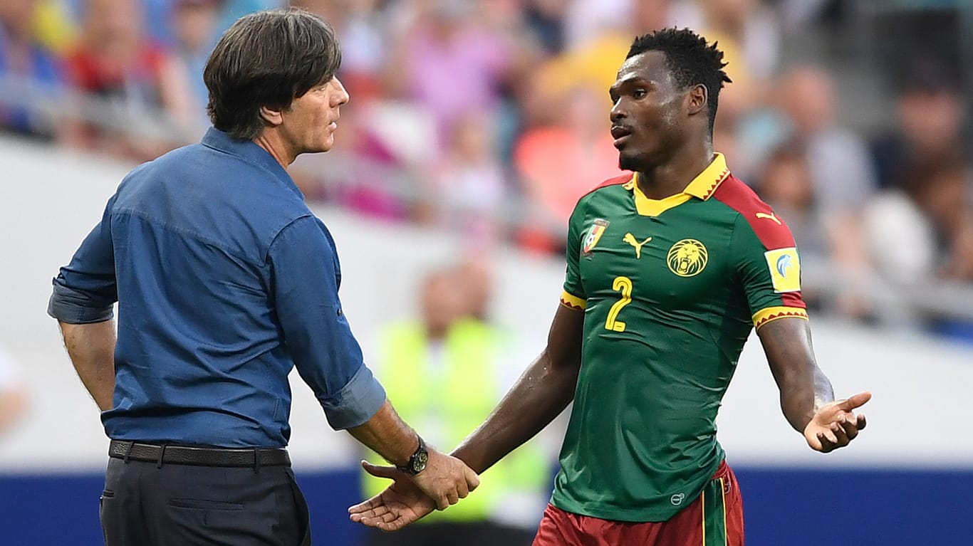 Bundestrainer Joachim Löw (li.) versucht Kameruns Ernest Mabouka zu trösten.