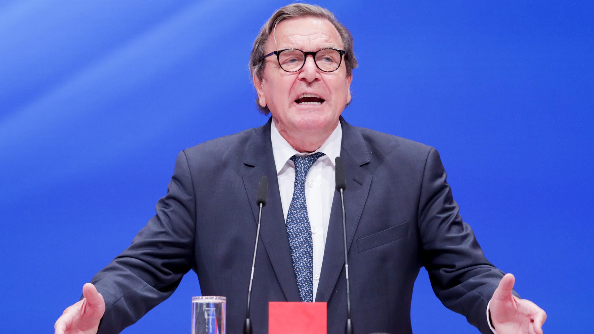 Gerhard Schröder rüttelt die SPD auf Gerhard Schröder rüttelt die SPD auf