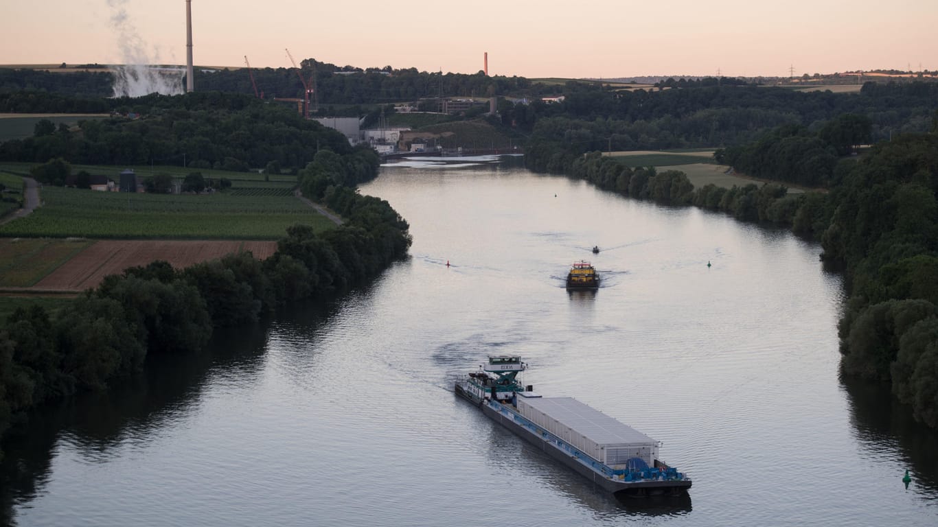 In den frühen Morgenstunden startete das erste von drei Schiffen für den Transport der Castor-Behälter von Neckarwestheim (Baden-Württemberg) zum stillgelegten Atomkraftwerk Obrigheim.