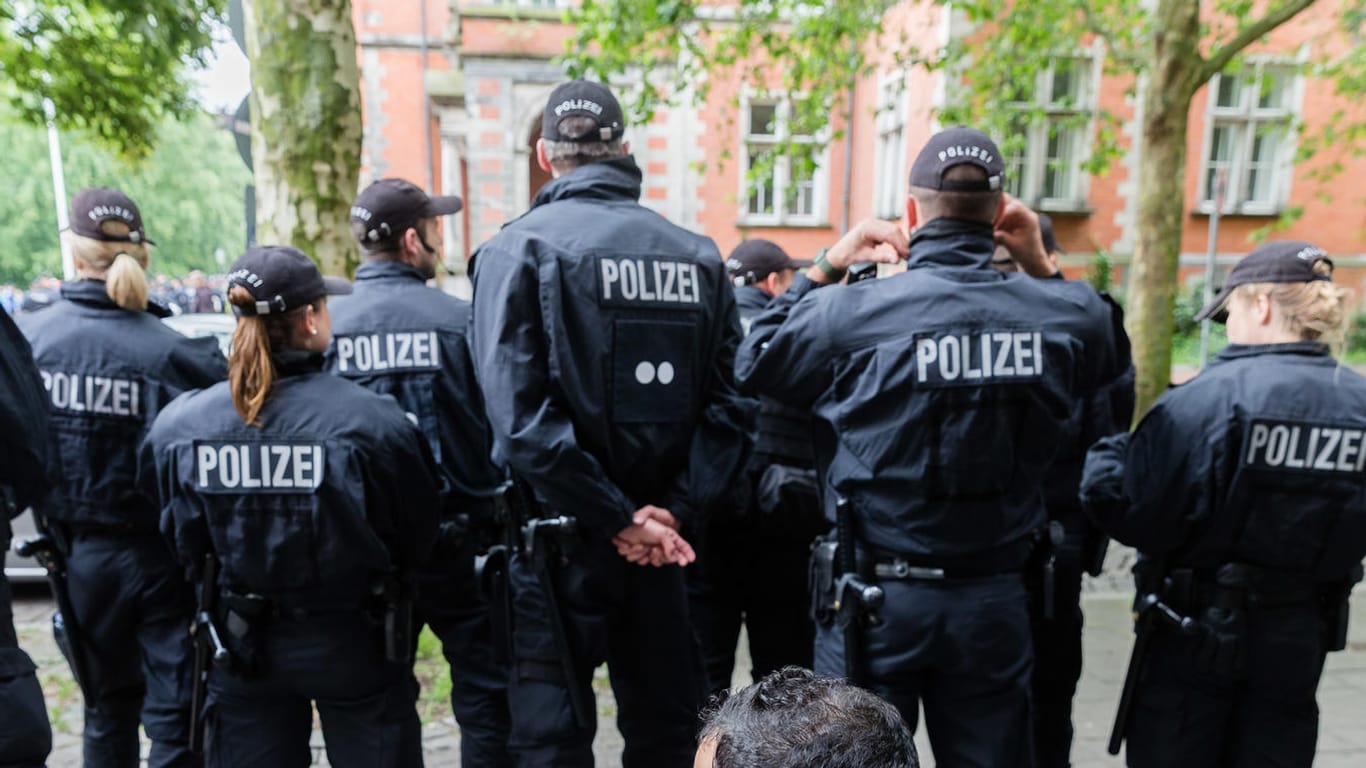 Polizisten bei einer Demonstration am Rathaus Hamburg-Harburg.
