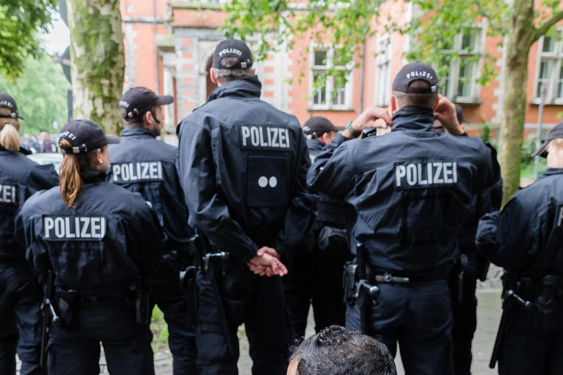 Polizisten bei einer Demonstration am Rathaus Hamburg-Harburg.