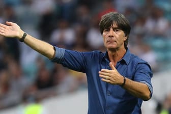 Joachim Löw beim Spiel Deutschland gegen Kamerun im Confed Cup