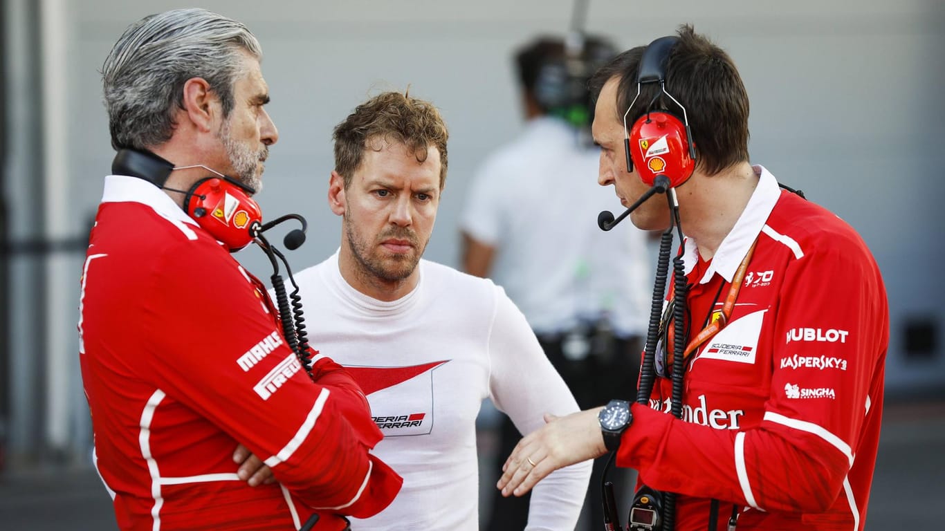 Sebastian Vettel (m.) steht nach seinem Manöver gegen Lewis Hamilton in der Kritik.